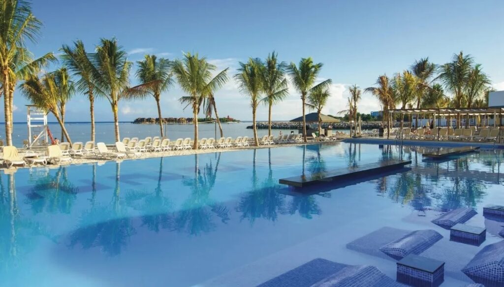 Riu Reggae, view of the pool with palm trees